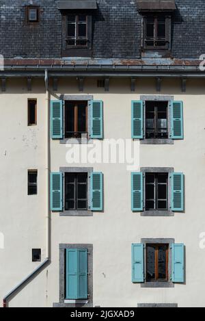 Fensterläden in der klassischen Fassade des Mehrfamilienhauses in Chamonix, Frankreich Stockfoto