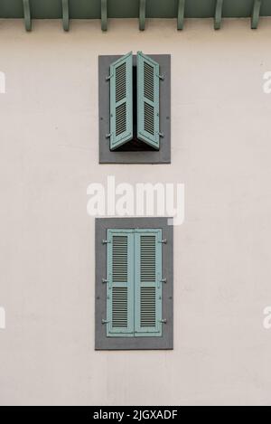 Fensterläden in der klassischen Fassade des Mehrfamilienhauses in Chamonix, Frankreich Stockfoto