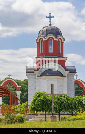 Kragujevac, Serbien - 26. Mai 2022: Serbisch-orthodoxe Kirche der Neuen Märtyrer im Memorial Park Sumarice. Stockfoto