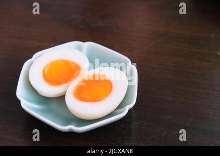 Schließen Sie eine Tasse weich gekochtes Ei auf dem Tisch. Stockfoto