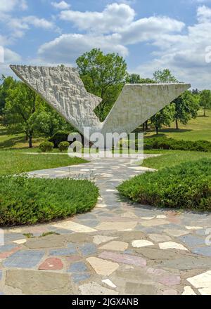 Kragujevac, Serbien - 26. Mai 2022: Unterbrochener Flug Denkmal für die ermordeten Schüler und ihre Lehrer durch die deutsche Besatzungsmacht auf Oktobo Stockfoto