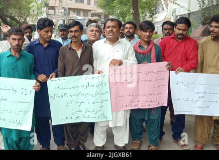 Bewohner des Standortes veranstalten am Mittwoch, den 13. Juli 2022, im Hyderabad-Presseclub eine Protestdemonstration gegen Drogenhändler in ihrem Gebiet. Stockfoto