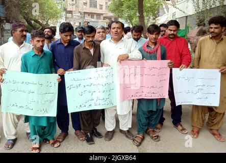 Bewohner des Standortes veranstalten am Mittwoch, den 13. Juli 2022, im Hyderabad-Presseclub eine Protestdemonstration gegen Drogenhändler in ihrem Gebiet. Stockfoto