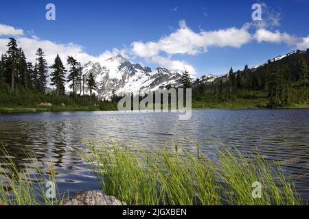 Mount Shuksan vom Picture Lake aus gesehen, Washington, USA Stockfoto