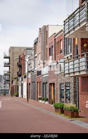 Dordrecht, Niederlande, 15. April 2022: Moderne Kanalhäuser mit individuellen Fassaden in verschiedenen Farben Stockfoto