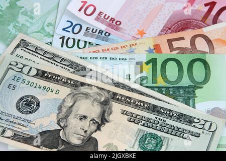 Zwei führende Hartwährungen - US-Dollar und Euro Stockfoto