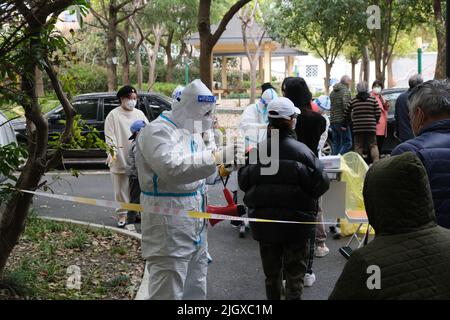 Shanghai, China, 28. 2022. März: Gesundheitsarbeiter in Schutzkleidung, die Bewohner in der Sperrgemeinschaft dazu führt, einen Covid-19-Test zu erhalten. Schanghai muss es nicht Stockfoto