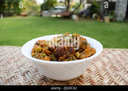 Authentisches Gujarati undhiyu-Gericht, das während des Festivals oder zu besonderen Anlässen mit frischem Gemüse aus Yam, Banane, suran, Brinjal, Kartoffel, vaal, Stockfoto