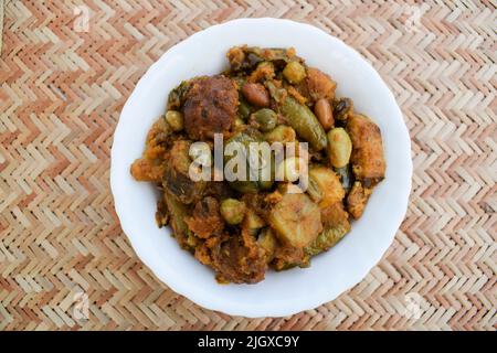 Authentisches Gujarati undhiyu-Gericht, das während des Festivals oder zu besonderen Anlässen mit frischem Gemüse aus Yam, Banane, suran, Brinjal, Kartoffel, vaal, Stockfoto