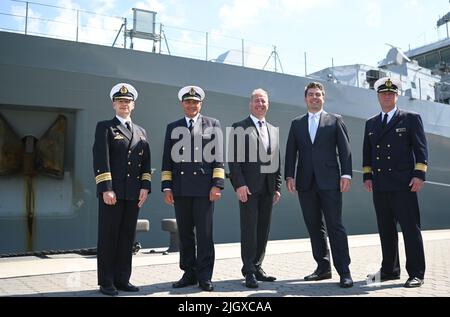 Wilhelmshaven, Deutschland. 13.. Juli 2022. Fregatte Kapitän Stefan Rappelt (l-r), Vizeadmiral Frank Lenski, stellvertretender Inspektor der Marine und Kommandeur der Flotte und der Unterstützungskräfte, Randolf Stich, Staatssekretär im Rheinland-pfälzischen Ministerium für Inneres und Sport, Thomas Hitschler (SPD), Parlamentarischer Staatssekretär beim Bundesminister der Verteidigung, Und Axel Heinz Gustav Schulz, Flottillenadmiral der Deutschen Marine und Kommandant der Operativen Flottille 2, stehen bei der Inbetriebnahme der Fregatte Rheinland-Pfalz zusammen. Quelle: Lars Klemmer/dpa/Alamy Live News Stockfoto