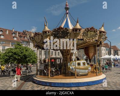 Ein klassisches und farbenfrohes Karussell in Besancon, Frankreich Stockfoto