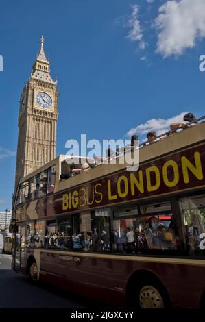 Touristen im Reisebus auf dem Parliament Square mit renovierter Big Ben-Uhr im Hintergrund an der Themse in London, England, Großbritannien Stockfoto