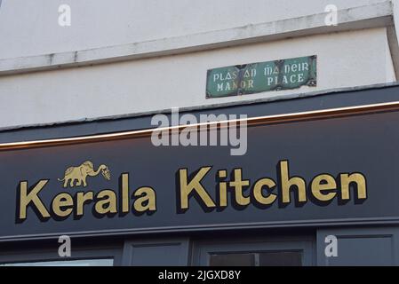 Zweisprachiges Vintage-Straßenschild und Restaurantschild in der trendigen Innenstadt von Stoneybatte, Dublin, Irland, Juli 2022 Stockfoto