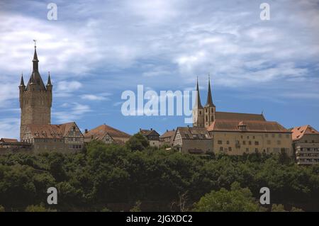 Blick auf die alte Kirche und die historische Stadtmauer von Bad Wimpfen im Sommer Stockfoto