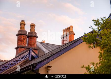 Achteckige rote Ziegelsteinschornsteine in der Virginia Park Lodge in County Cavan, Virginia, Irland. Stockfoto