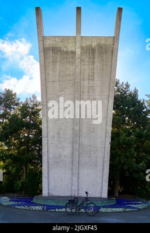 Berlin, 21. Juni 2022: Luftlift-Denkmal auf dem Platz der Luftbrücke vor dem ehemaligen Flughafen Tempelhof mit dem Fahrrad auf einer berltour Stockfoto