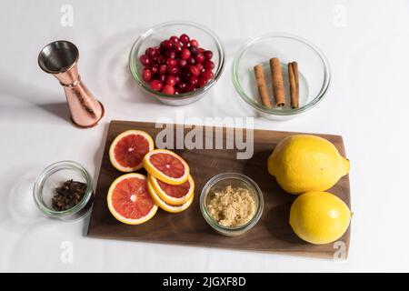 Overhead-Ansicht der Zutaten für Herbstcocktails auf weißem Hintergrund Stockfoto