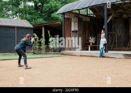 Hinter den Kulissen beim Fotografieren von Modellen für ein Brand-Fotoshooting Stockfoto