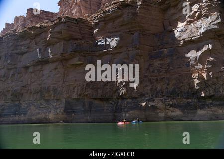 Zwei Kajaks, die den Colorado River hinunter schweben Stockfoto