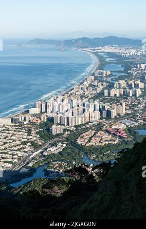 Schöne Aussicht vom Berg Pedra da Gavea auf die Barra da Tijuca Stockfoto