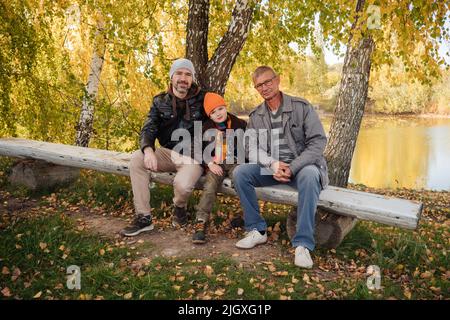 Rückansicht des Herbstes der Multl Generation Family Stockfoto