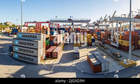 Ein Bild von farbenfrohen Frachtcontainern am Leixões Container Terminal bei Sonnenuntergang. Stockfoto