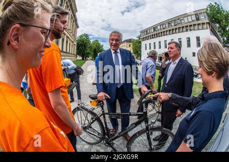 München, Bayern, Deutschland. 13.. Juli 2022. Der Freistaat Bayern, der ADAC (Auto Club) und die Interessengemeinschaft ADFC (Deutscher Fahrradclub) haben eine Initiative zur Erhöhung der Fahrersicherheit in Bayern vorgestellt, mit dem Schwerpunkt auf der Information der Autofahrer über die erforderliche Distanz von 1,5m Radfahrern in Innenstädten und 2,0m Fahrern im Freien. Der ADFC präsentierte ein Fahrrad, das speziell mit Sensoren ausgestattet war, die die Entfernung zu vorbeifahrenden Autos messen. Anwesend waren der bayerische Verkehrsminister Christian Bernreiter sowie Innenminister Joachim Herrmann. (Bild: © Sachelle Babbar/ZUMA Press Wire) Stockfoto