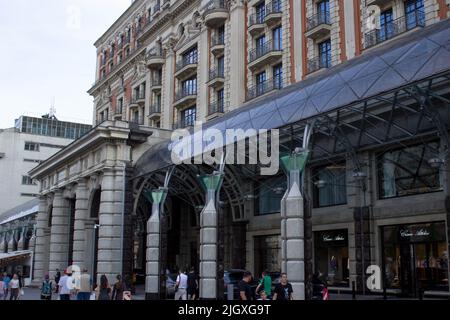 Moskau, Russland. 11.. Juli 2022. Ein Luxushotel, das früher als Ritz-Carlton bekannt war, befindet sich im Zentrum von Moskau. Das Ritz-Carlton änderte seinen Namen in Carlton Moscow, nachdem seine Muttergesellschaft, die US-amerikanische Hotelgruppe Marriott International, aus dem russischen Markt ausgezogen war. (Foto von Vlad Karkov/SOPA Images/Sipa USA) Quelle: SIPA USA/Alamy Live News Stockfoto