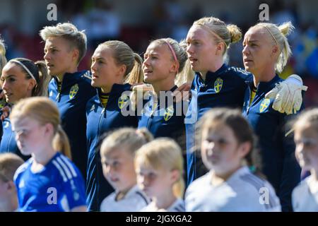 Sheffield, England, 13/07/2022, Spieler Schwedens mit Magdalena Eriksson (6 Schweden) und Hanna Glas (4 Schweden) während der Nationalhymne vor dem UEFA Womens Euro 2022 Fußballspiel zwischen Schweden und der Schweiz in der Bramall Lane in Sheffield, England. (Sven Beyrich /Sportfrauen /SPP) Quelle: SPP Sport Press Photo. /Alamy Live News Stockfoto