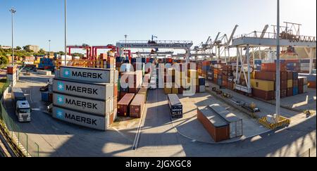 Ein Bild von farbenfrohen Frachtcontainern am Leixões Container Terminal bei Sonnenuntergang. Stockfoto