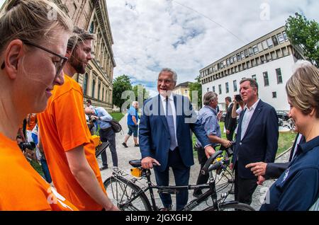 München, Bayern, Deutschland. 13.. Juli 2022. Der Freistaat Bayern, der ADAC (Auto Club) und die Interessengemeinschaft ADFC (Deutscher Fahrradclub) haben eine Initiative zur Erhöhung der Fahrersicherheit in Bayern vorgestellt, mit dem Schwerpunkt auf der Information der Autofahrer über die erforderliche Distanz von 1,5m Radfahrern in Innenstädten und 2,0m Fahrern im Freien. Der ADFC präsentierte ein Fahrrad, das speziell mit Sensoren ausgestattet war, die die Entfernung zu vorbeifahrenden Autos messen. Anwesend waren der bayerische Verkehrsminister Christian Bernreiter sowie Innenminister Joachim Herrmann. (Bild: © Sachelle Babbar/ZUMA Press Wire) Stockfoto