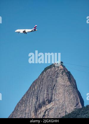 Wunderschöne Aussicht auf das Flugzeug, das über den Zuckerhut fliegt Stockfoto