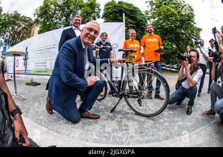 München, Bayern, Deutschland. 13.. Juli 2022. Der Freistaat Bayern, der ADAC (Auto Club) und die Interessengemeinschaft ADFC (Deutscher Fahrradclub) haben eine Initiative zur Erhöhung der Fahrersicherheit in Bayern vorgestellt, mit dem Schwerpunkt auf der Information der Autofahrer über die erforderliche Distanz von 1,5m Radfahrern in Innenstädten und 2,0m Fahrern im Freien. Der ADFC präsentierte ein Fahrrad, das speziell mit Sensoren ausgestattet war, die die Entfernung zu vorbeifahrenden Autos messen. Anwesend waren der bayerische Verkehrsminister Christian Bernreiter sowie Innenminister Joachim Herrmann. (Bild: © Sachelle Babbar/ZUMA Press Wire) Stockfoto