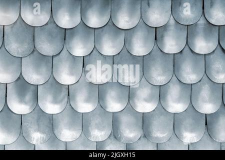 Nahaufnahme Detail metallic Textur Muster matt mittelalterlichen Replik Stahl Kette Mail Schuppen Platten Ritter Rüstung. Alte alte alte Eisenmetall-Panzerung Stockfoto