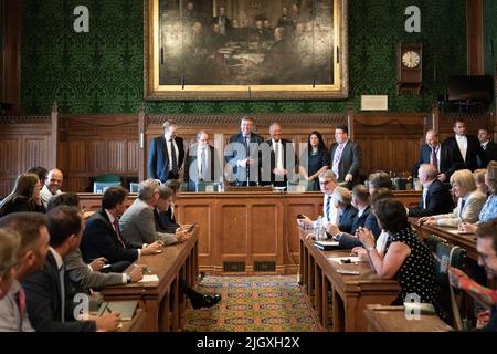 Sir Graham Brady (3. v.l.), Vorsitzender des Ausschusses 1922, gibt die Ergebnisse der ersten Wahlrunde beim Führungswettbewerb der Konservativen Partei im Londoner House of Parliament bekannt. Jeder Kandidat, der nicht mindestens 30 Stimmen von den Abgeordneten erhält, wird voraussichtlich fallen. Bilddatum: Mittwoch, 13. Juli 2022. Stockfoto