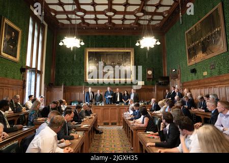 Sir Graham Brady (3. v.l.), Vorsitzender des Ausschusses 1922, gibt die Ergebnisse der ersten Wahlrunde beim Führungswettbewerb der Konservativen Partei im Londoner House of Parliament bekannt. Jeder Kandidat, der nicht mindestens 30 Stimmen von den Abgeordneten erhält, wird voraussichtlich fallen. Bilddatum: Mittwoch, 13. Juli 2022. Stockfoto