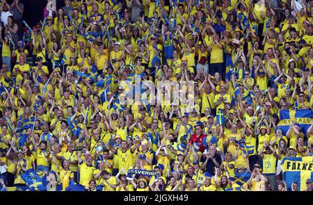 Sheffield, England, 13.. Juli 2022. Schweden-Fans beim Spiel der UEFA Women's European Championship 2022 in Bramall Lane, Sheffield. Bildnachweis sollte lauten: Darren Staples / Sportimage Stockfoto