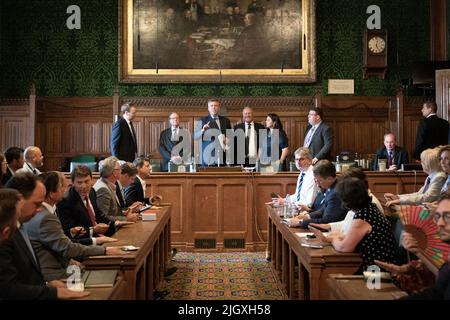 Sir Graham Brady (3. v.l.), Vorsitzender des Ausschusses 1922, gibt die Ergebnisse der ersten Wahlrunde beim Führungswettbewerb der Konservativen Partei im Londoner House of Parliament bekannt. Jeder Kandidat, der nicht mindestens 30 Stimmen von den Abgeordneten erhält, wird voraussichtlich fallen. Bilddatum: Mittwoch, 13. Juli 2022. Stockfoto