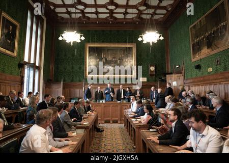 Sir Graham Brady (3. v.l.), Vorsitzender des Ausschusses 1922, gibt die Ergebnisse der ersten Wahlrunde beim Führungswettbewerb der Konservativen Partei im Londoner House of Parliament bekannt. Jeder Kandidat, der nicht mindestens 30 Stimmen von den Abgeordneten erhält, wird voraussichtlich fallen. Bilddatum: Mittwoch, 13. Juli 2022. Stockfoto