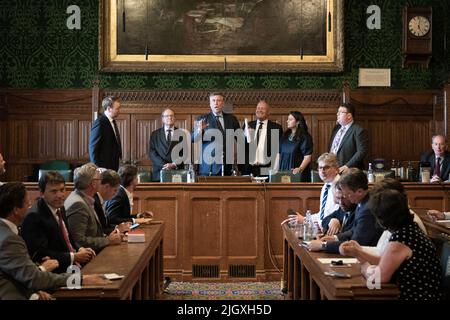 Sir Graham Brady (3. v.l.), Vorsitzender des Ausschusses 1922, gibt die Ergebnisse der ersten Wahlrunde beim Führungswettbewerb der Konservativen Partei im Londoner House of Parliament bekannt. Jeder Kandidat, der nicht mindestens 30 Stimmen von den Abgeordneten erhält, wird voraussichtlich fallen. Bilddatum: Mittwoch, 13. Juli 2022. Stockfoto