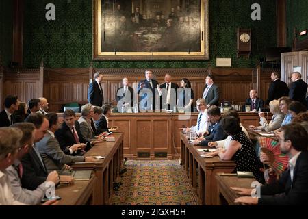 Sir Graham Brady (3. v.l.), Vorsitzender des Ausschusses 1922, gibt die Ergebnisse der ersten Wahlrunde beim Führungswettbewerb der Konservativen Partei im Londoner House of Parliament bekannt. Jeder Kandidat, der nicht mindestens 30 Stimmen von den Abgeordneten erhält, wird voraussichtlich fallen. Bilddatum: Mittwoch, 13. Juli 2022. Stockfoto