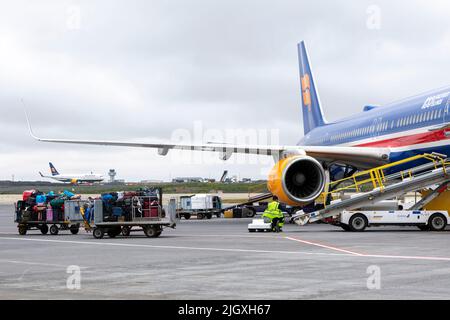 Die Mitarbeiter am Flughafen Keflavík (KEF) laden Gepäck in ein Flugzeug. Bild aufgenommen am 6.. Juli 2022. © Belinda Jiao jiao.bilin@gmail.com 07598931257 https://ww Stockfoto