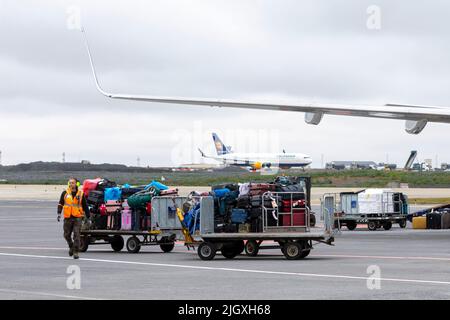 Die Mitarbeiter am Flughafen Keflavík (KEF) laden Gepäck in ein Flugzeug. Bild aufgenommen am 6.. Juli 2022. © Belinda Jiao jiao.bilin@gmail.com 07598931257 https://ww Stockfoto