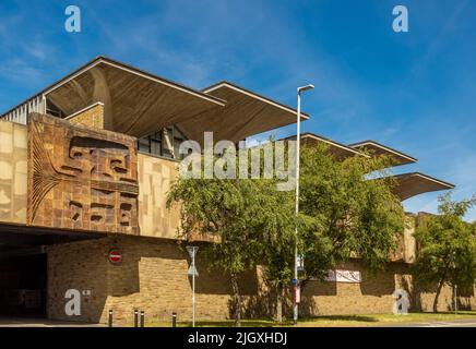 Außenansicht des Queensgate Market mit quadratischen dekorativen Keramikfriesen von Fritz Steller. Huddersfield. VEREINIGTES KÖNIGREICH Stockfoto