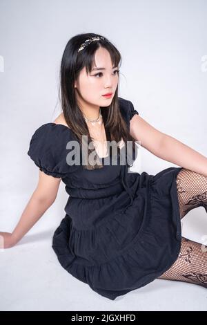 Niedlich junge asiatische weibliche Modell posiert bei einem Foto-Shooting Stockfoto