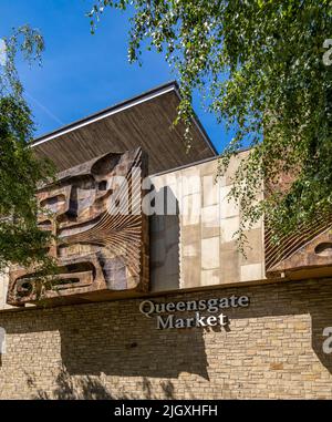 Außenansicht des Queensgate Market mit quadratischen dekorativen Keramikfriesen von Fritz Steller. Huddersfield. VEREINIGTES KÖNIGREICH Stockfoto