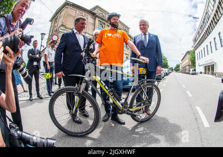 München, Bayern, Deutschland. 13.. Juli 2022. Der Freistaat Bayern, der ADAC (Auto Club) und die Interessengemeinschaft ADFC (Deutscher Fahrradclub) haben eine Initiative zur Erhöhung der Fahrersicherheit in Bayern vorgestellt, mit dem Schwerpunkt auf der Information der Autofahrer über die erforderliche Distanz von 1,5m Radfahrern in Innenstädten und 2,0m Fahrern im Freien. Der ADFC präsentierte ein Fahrrad, das speziell mit Sensoren ausgestattet war, die die Entfernung zu vorbeifahrenden Autos messen. Anwesend waren der bayerische Verkehrsminister Christian Bernreiter sowie Innenminister Joachim Herrmann. (Bild: © Sachelle Babbar/ZUMA Press Wire) Stockfoto