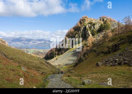 Castle Crag in Borrowdale mit Derwent Water und Skiddaw Beyond im Lake District National Park, Cumbria, England. Stockfoto