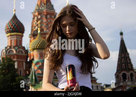 Moskau, Russland. 11.. Juli 2022. Ein russisches Mädchen hält eine Dose Burn Energy Drink. Das Coca-Cola-Unternehmen kündigte an, dass es seine Produkte nicht in Russland produzieren oder verkaufen würde. Das Unternehmen besitzt Marken wie Coca-Cola, Fanta, Burn, Schweppes, Bonaqua, Pulpig, reich, etc. (Foto von Vlad Karkov/SOPA Images/Sipa USA) Quelle: SIPA USA/Alamy Live News Stockfoto