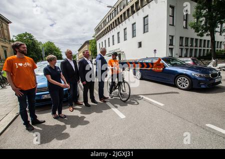 München, Bayern, Deutschland. 13.. Juli 2022. Der Freistaat Bayern, der ADAC (Auto Club) und die Interessengemeinschaft ADFC (Deutscher Fahrradclub) haben eine Initiative zur Erhöhung der Fahrersicherheit in Bayern vorgestellt, mit dem Schwerpunkt auf der Information der Autofahrer über die erforderliche Distanz von 1,5m Radfahrern in Innenstädten und 2,0m Fahrern im Freien. Der ADFC präsentierte ein Fahrrad, das speziell mit Sensoren ausgestattet war, die die Entfernung zu vorbeifahrenden Autos messen. Anwesend waren der bayerische Verkehrsminister Christian Bernreiter sowie Innenminister Joachim Herrmann. (Bild: © Sachelle Babbar/ZUMA Press Wire) Stockfoto